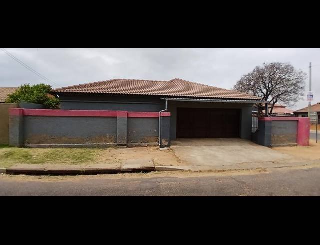 4 BEDROOM HOUSE FOR SALE IN KAGISO 2
